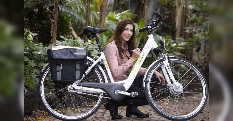 Alexandra Polzin signiert das Giant Bike