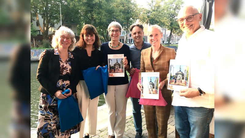 Übergabe des Niederländischen Radnavigators im Rahmen der Führungskräfte-Exkursion der AGFK-BW in Utrecht, v.l.n.r. Sonja Munnix, Niederländische Unternehmensagentur (RVO), Elke Zimmer, Staatssekretärin für Verkehr des Landes Baden-Württemberg, Kersten Nabielek, Nationales Institut für Umwelt der Niederlande (PBL), Skadi Tirpak, Managing Director der Dutch Cycling Embassy, Günter Riemer, Vorstandsvorsitzender der AGFK-BW, Utrecht 2024