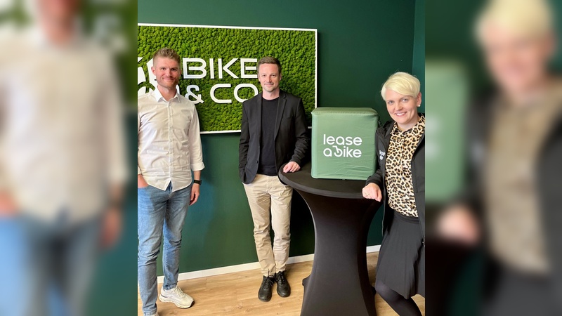 Foto: Lease a Bike/Bike & Co - Arne Ehlenbröker (Head of Retail Services der BICO), Georg Wagner (Geschäftsführer der BICO) und Stephanie Arens (Teamlead Partnermanagement Lease a Bike) Foto: Lease a Bike/Bike & Co - Arne Ehlenbröker (Head of Retail Services der BICO), Georg Wagner (Geschäftsführer der BICO) und Stephanie Arens (Teamlead Partnermanagement Lease a Bike)
