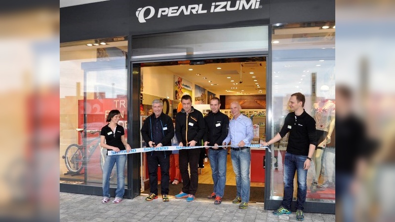 Bernhard Lange (GF Paul Lange & Co OHG), Fred Schierenbeck (GF Thalinger Lange GmbH), Lieven Muylaert (Projekt-Koordinator SHIMANO) und Matthias Reinacher (GF PEARL iZUMi GmbH) beim offiziellen Eröffnen des Factory Stores.