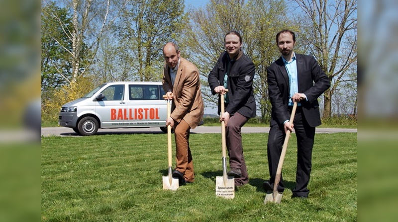 1. Bürgermeister der Gemeinde Aham Jens Herrnreiter (mitte), Dr. Christian Zettler (links) und Andreas Zettler