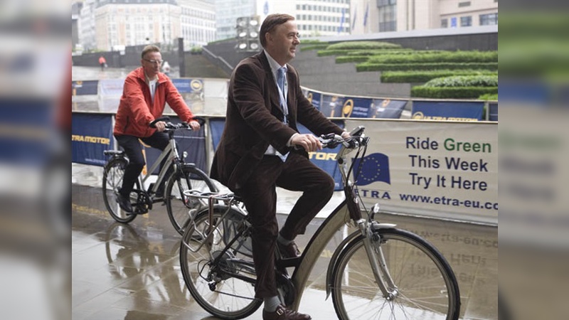 Auch Regenwetter hielt Nicholas Hanley vom Umwelt-Departement der Europäischen Kommission und Wim van Vliet (im Hintergrund), ETRA Vice-President, davon ab, gemeinsam E-Bikes zu testen.
