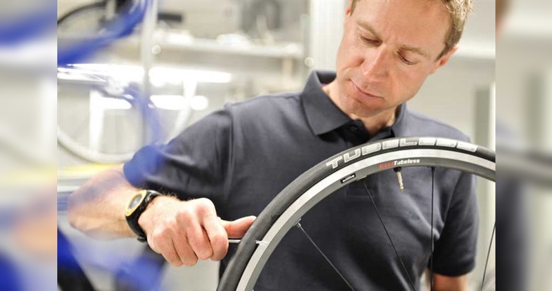 Jens Voigt macht den Härtetest beim neuen Top Modell von Schwalbe.