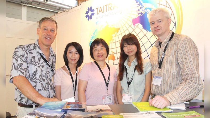 v.l. Jo Beckdorff, Andrea Wu, Lih-Fen Her, Rebecca Lee und Tom Kavanagh bei der Vertragsunterzeichnung mit der Taitra im Jahr 2009   - Foto: KB Media