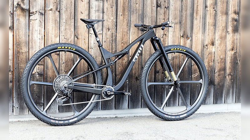 Foto: Stoll Bikes - Mit dem "P32" hat Stoll Bikes bereits ein Fully mit 32-Zoll-Laufrädern und Carbon-Rahmen am Start. 