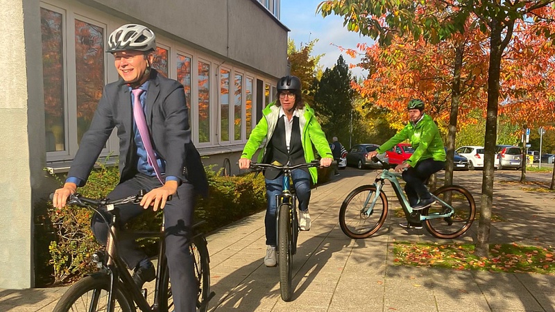 Foto: Finanministerium MV -  Dr. Heiko Geue (vorne links, Finanzminister Land MV) dahinter Kerstin Tewer und Lars-Robin Weislogel (Geschäftsführer mein-dienstrad.de) 