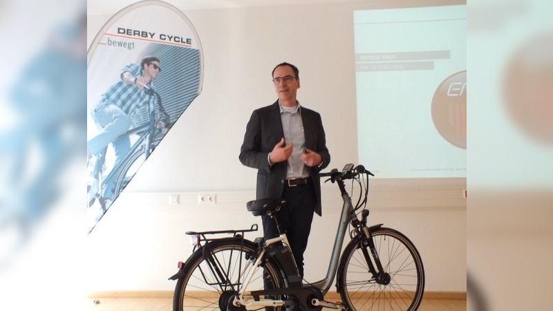 Chefsache: Mathias Seidler, Vorsitzender der Geschäftsführung der Derby Cycle Gruppe präsentiert das Kalkhoff Impulse Ergo auf der Pressekonferenz in Erlangen