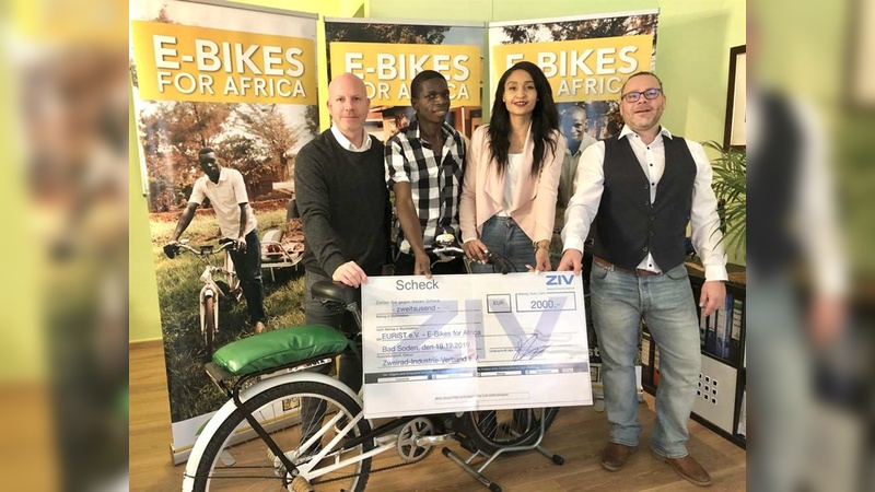 Symbolische Spendenübergabe an "E-Bikes for Africa"