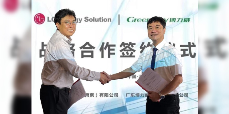 General Manager John Zeng von Greenway Technology und Ray Kim von LG Chem China Investment Co., Ltd. nach Unterzeichnung der neuen Zellversorgungskooperation