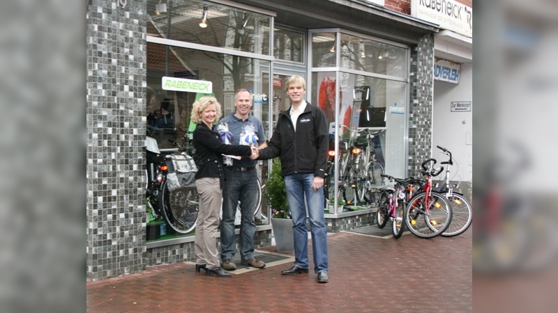 Das Ehepaar Thies nimmt den Gutschein von Regional-Verkaufsleiter Ralf Stapela in Empfang