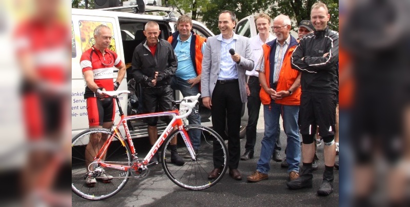 Mathias Seidler stellt das Replika-Bike von Focus vor.