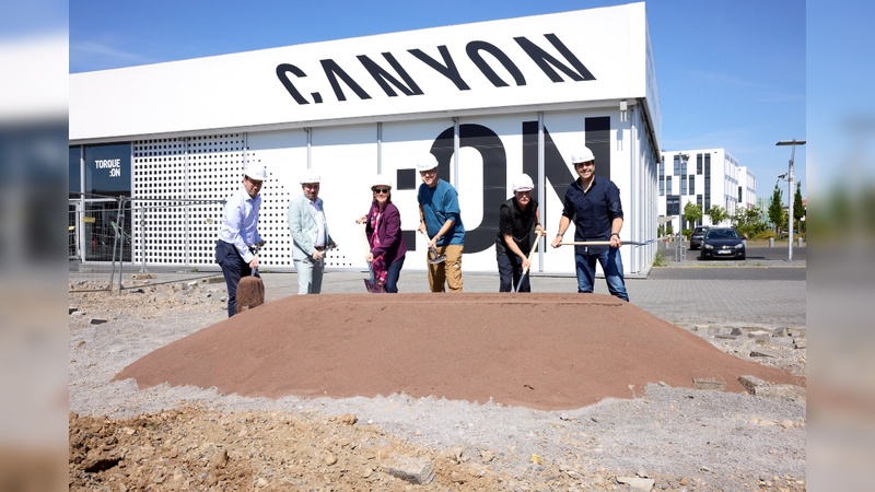 Foto Canyon Bicycles - Spatenstich in Koblenz: Christoph Helbich (geschäftsführender Gesellschafter SHA); Alexander Arnold (Niederlassungsleiter GOLDBECK); Anja Knura (Geschäftsführerin GOLDBECK Südwest); Roman Arnold (Canyon Gründer); Dr. Thomas Baumann (Canyon Chief Group Development Officer); Nicolas de Ros Wallace (Canyon CEO). Foto Canyon Bicycles - Spatenstich in Koblenz: Christoph Helbich (geschäftsführender Gesellschafter SHA); Alexander Arnold (Niederlassungsleiter GOLDBECK); Anja Knura (Geschäftsführerin GOLDBECK Südwest); Roman Arnold (Canyon Gründer); Dr. Thomas Baumann (Canyon Chief Group Development Officer); Nicolas de Ros Wallace (Canyon CEO).
