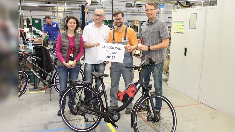 Freuen sich über den Produktionsrekord: Nina Meinicke (Kaufmännische Leiterin und Prokuristin), Sven Grumbach (Supervisor Montage), Steve Opitz (Bandleiter), Tom Mickeleit (Produktionsleiter)