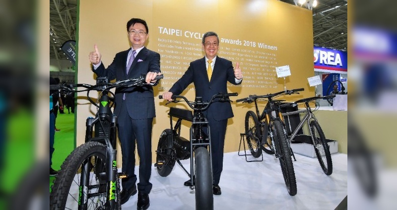 James C.F. Huang und Dr. Chien-jen Chen besuchen den d&i Gold Awards-Stand auf der Taipei Cycle Show.