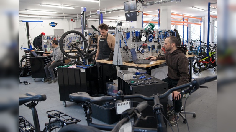 In eigenen WErkstätten bereitet Bravobike gebrauchte Räder und E-Bikes zum Wiederverkauf auf.