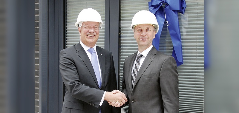 Thomas Schröder, Vorstandsvorsitzender und Frank Rendant, Abteilungsleiter Immobilien/Hausverwaltung, vor den neuen Tagungsräumen.