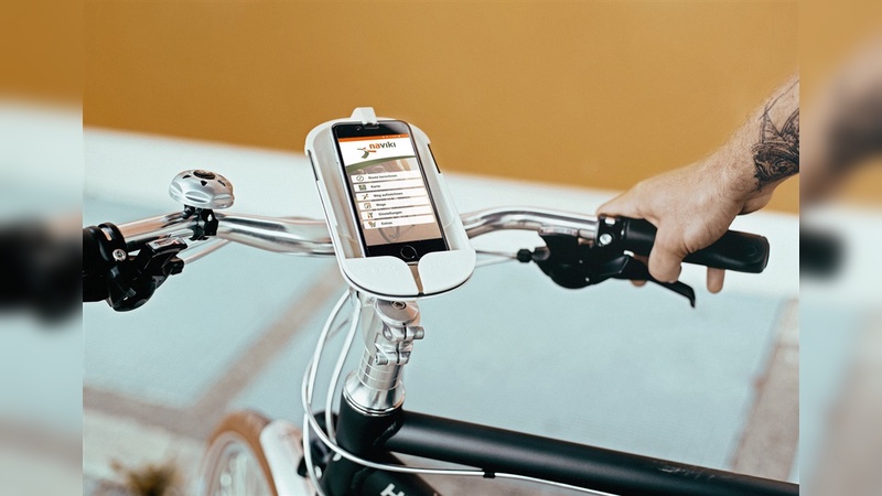 Smartphone-Nutzung kann auch beim Radfahren gefährlich werden.