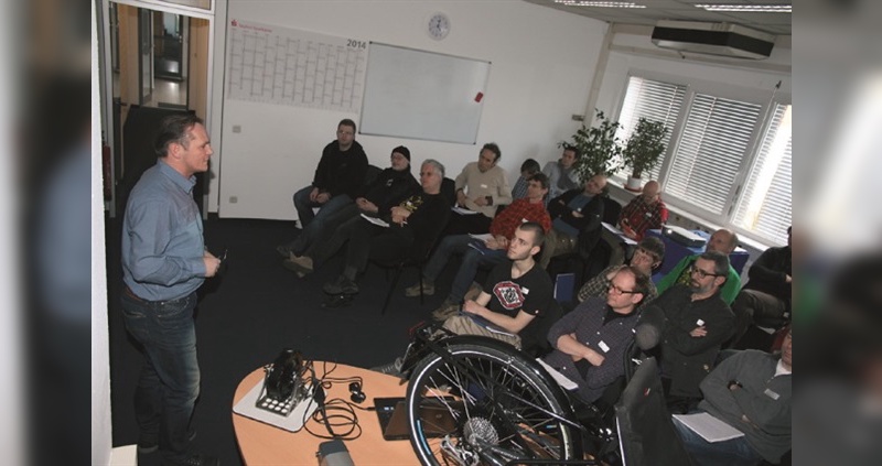 Interessierte Zuhörer bei der Händlerschulung in Kriftel