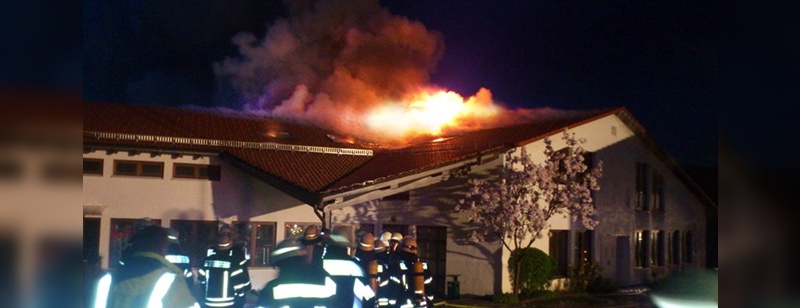 Ein Blitzschlag hatte den Dachstuhl des Fertigungsgebäudes in Brand gesetzt