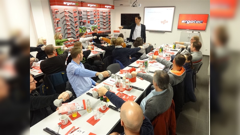 Dr. Achim Schmidt leitet die Schulung zur Ergonomie.