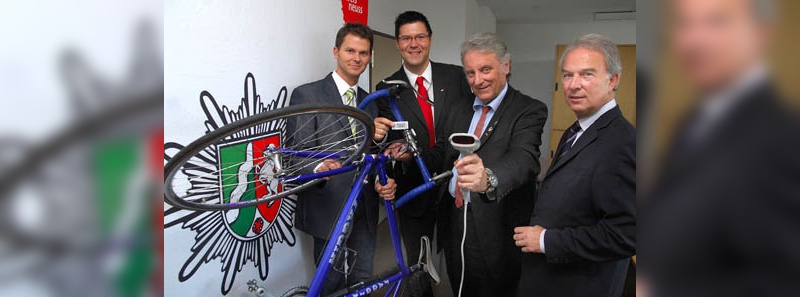 Das erste silberne Etikett mit 3M-Sicherheitsfolie klebte Kriminaloberkommissar Udo Rechenbach auf das Fahrrad von Landrat Dieter Patt.