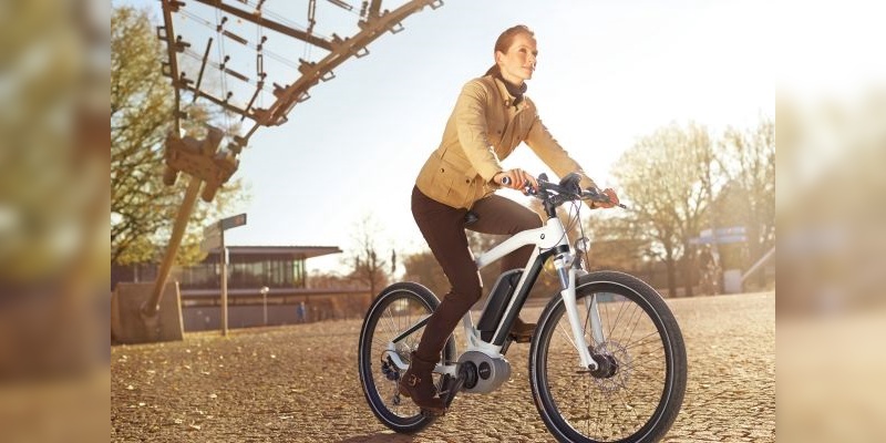 BMW bietet Mitarbeitern künftig ein Dienstrad-Leasing an.