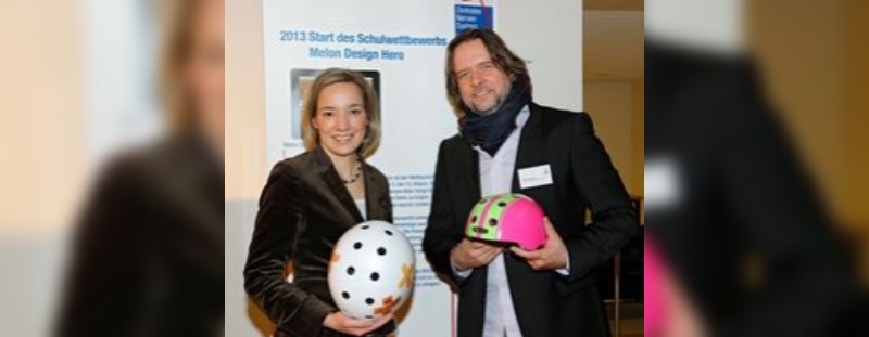 Dr. Kristina Schröder, Präsidentin der ZNS - Hannelore Kohl Stiftung, und Michal Cervenka, Sporthelmmarke Melon, beim Start des Design-Wettbewerbs in Berlin