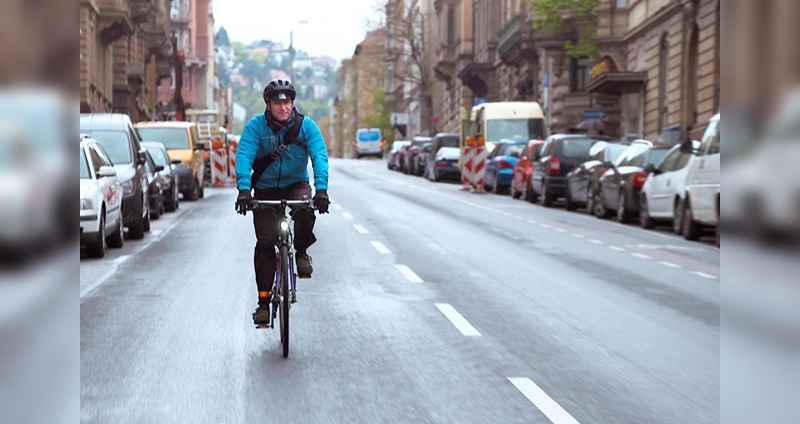 Alban Manz unterwegs in Stuttgart. Radwege sind Mangelware. Warum?