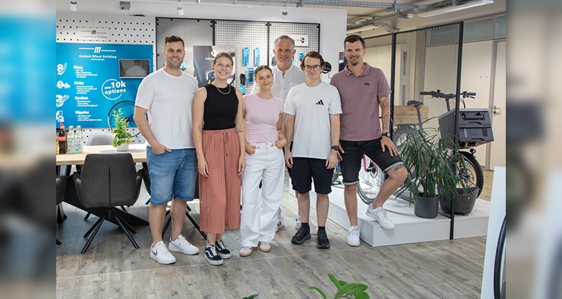 Foto: Messingschlager: von rechts:
Christoph Helmrich - Director Marketing & Sales
Bernd Heß - Junior E-Commerce Sales Manager
Martin Buchta - Head of Corporate Communication & Events
Marlene Steiner - Event Operations Managerin
Franziska Then - Mediengestalterin
Tobias Wichert - Head of Marketing