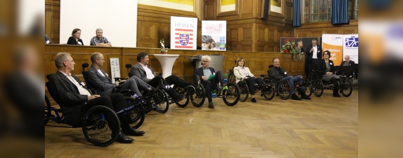 Locker aus dem Liegeradsitz: Podiumsdiskussion „Vom Laufrad zur digitalen Mobilität“ im Hessischen Landeshaus.