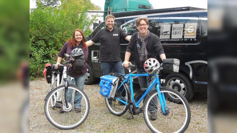 Startklar: Alex Kahl und Angie Isaak übernehmen die E-Bikes von Torsten Busse, Marketing der Pantherwerke AG