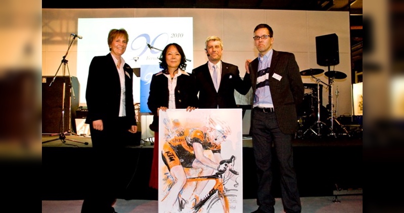 Gruppenbild für einen guten Zweck: Christiane Eichenhofer (Tour Ginkgo), Carol Urkauf-Chen (KTM), Bernhard Lange (Paul Lange & Co.) Horst Brozy (Künstler)