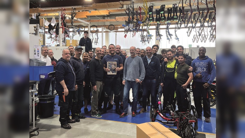 40 Jahre ist Arne Ulrich (Mitte mit Urkunde) bei HP Velotechnik dabei. Grund genug für eine Feier im Kreise der Belegschaft rund um die beiden Gründer und Geschäftsführer Paul Hollants und Daniel Pulvermüller.