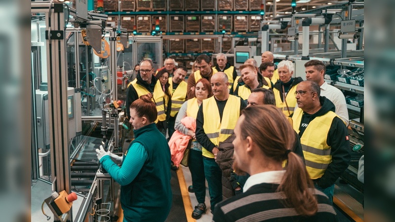 Foto: Raymon - Blick über die Schulter bei der Produktion eines Mittelmotors von ZF