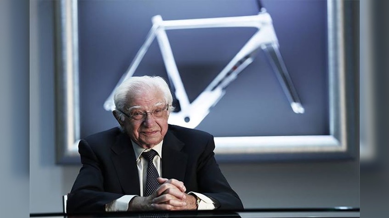 Ugo De Rosa hat den Radsport in Italien und weltweit über Jahrzehnte hinweg begleitet. Vor wenigen Tagen ist er im Alter von 89 Jahren verstorben.