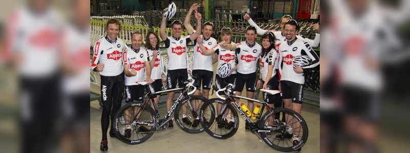 Team Alpecin-RoadBIKE bei der Materialausgabe in den Werkshallen von FOCUS in Cloppenburg