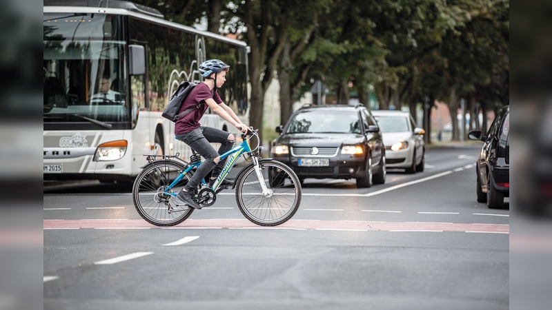 Der Verkauf verkehrssicherer Fahrräder ist Alltag eines jeden Händlers. Bei Kindern und Jugendlichen muss das Fahrrad noch manche Fahrunsicherheit »ausgleichen«.