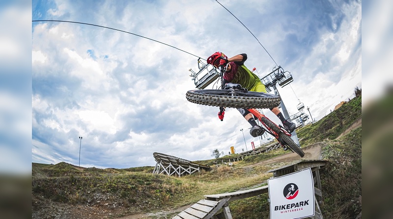 In den Bikeparks rollen die Räder und laufen wieder die Lifte.