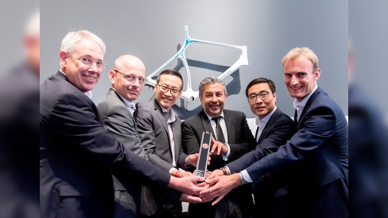 Jia-Uei Chan (Dritter von links), Projektleiter von Steelworks, nimmt zusammen mit seinen Kollegen den„Best of the Best Red Dot Design Award“ entgegen.