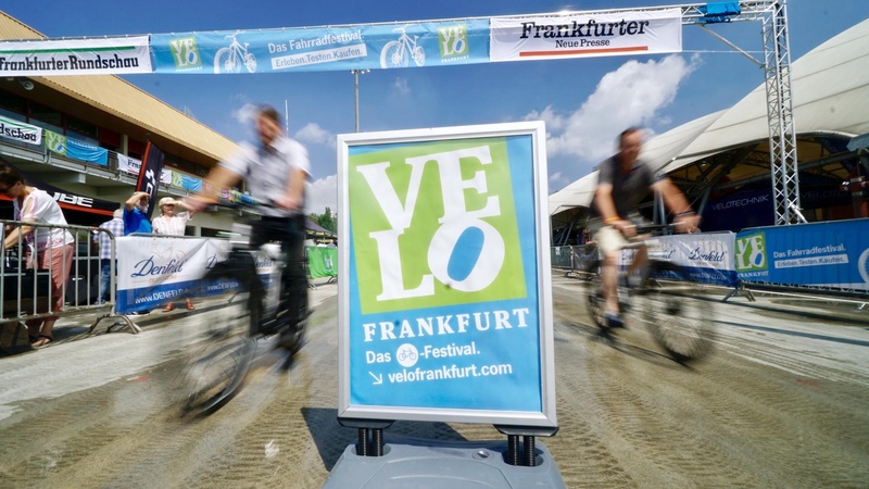 Die VELO Frankfurt findet live rund um die Eishalle statt.