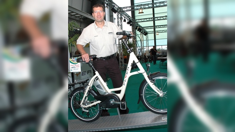 Bico-Geschäftsführer Axel Böse stellt den Mitgliedern auf der Eurobike erstmals ein Sondermodell von Flyer vor.
