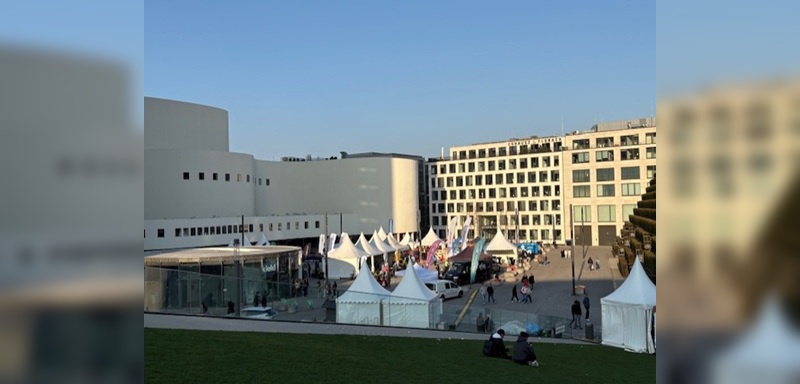 Foto: Jürgen Wetzstein - Ein Teil der Ausstellungsstände beim Urban Hub - Ausgangspunkt für eine längere Teststrecke. Foto: Jürgen Wetzstein - Ein Teil der Ausstellungsstände beim Urban Hub - Ausgangspunkt für eine längere Teststrecke.