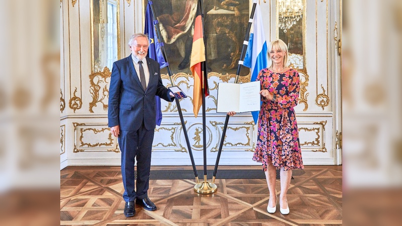 Manfred Neun erhaelt das Bundesverdienstkreuz aus den Haenden von Staatsministerin Carolina Trautner ueberrreicht.