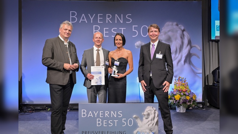 Silvia und Stefan Würdinger bei der Preisverleihung zu Bayerns Best 50 in Schloss Schleißheim. Der Preis wurde überreicht von Staatssekretär Roland Weigert und Mazars Partner Marcus von Goldacker“