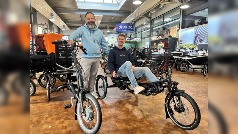 Foto: Dreirad.de - Gründer Thomas Uhe (links) ist ein Spezialist in Sachen Spezial- und Therapierädern. 