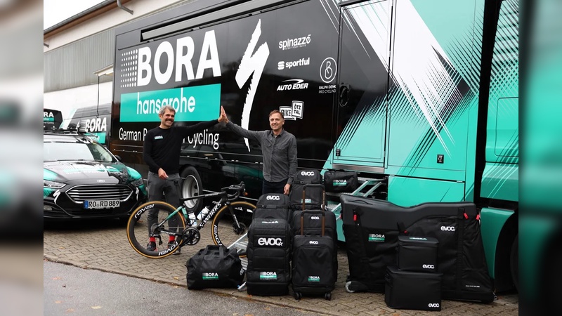 Bora - hansgrohe Teamchef Ralph Denk und EVOC Mitgründer Holger Feist (rechts)