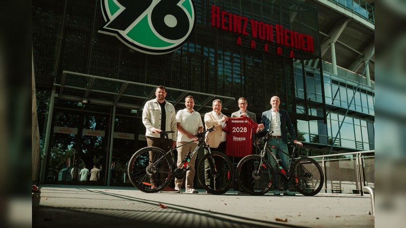 Für mehr Fahrrad und Fußball v.l. Christian Woike und Arne Buchholz (Sportfive), Patrick Döring (Wertgarantie Group), Henning Bindzus (Hannover 96) und Sören Hirsch (Linexo by Wertgarantie) Für mehr Fahrrad und Fußball v.l. Christian Woike und Arne Buchholz (Sportfive), Patrick Döring (Wertgarantie Group), Henning Bindzus (Hannover 96) und Sören Hirsch (Linexo by Wertgarantie)