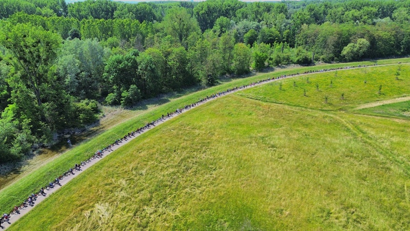 Weltrekord-Schlange zieht sich durch die Landschaft