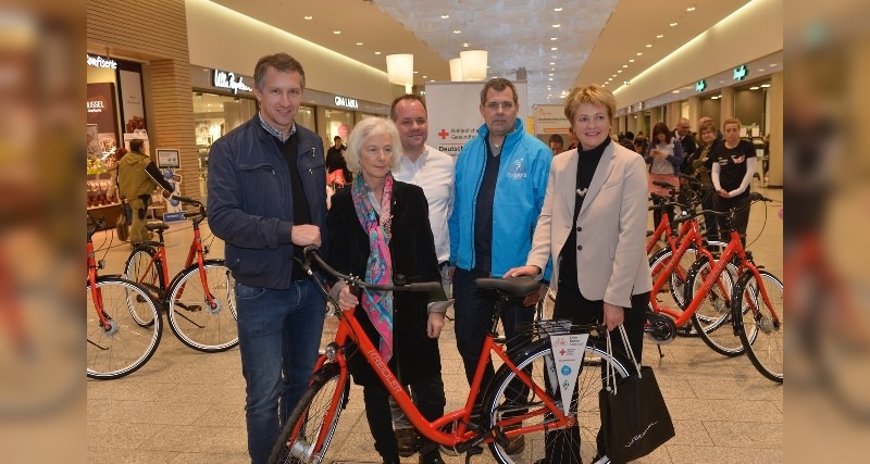 v.l.: Frank Baumann (Sportlicher Leiter Werder Bremen), Donata Freifrau Schenck zu Schweinsberg (DRK-Vizepräsidentin), Rainer Gerdes (Marketingleiter Cycle Union), Peter Rengel (GF ÖVB-Arena), Monika Mehrtens (Centermanagerin Weserpark)