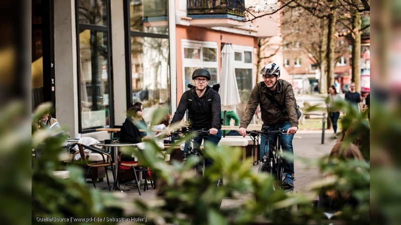 In der Schweiz wird immer haeufiger ein Fahrradhelm getragen.